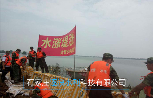 河北沿海地區，現場為堵水墻建設工作進行中