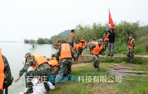 河南黃河沿岸地帶，利用防汛沙袋進行擋水工作